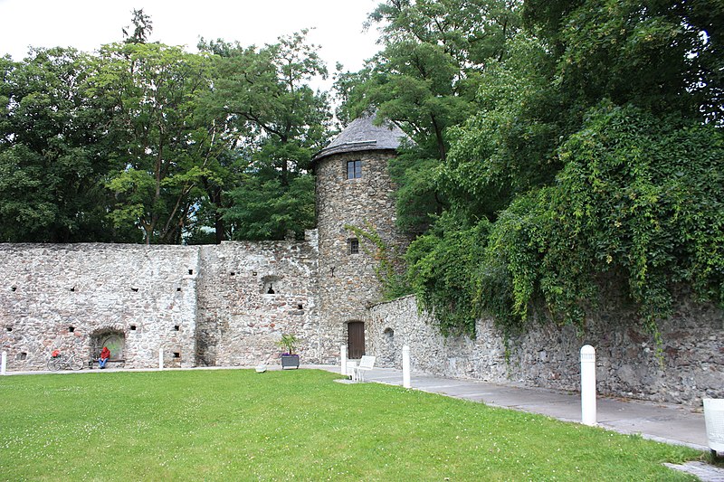 File:Lienz - Stadtmauer.JPG