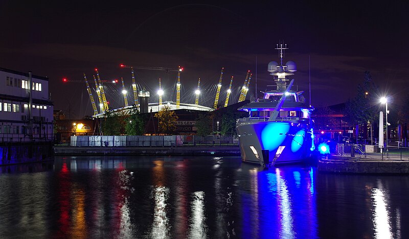 File:London MMB »0Q5 Wood Wharf, Kamalaya and Millennium Dome.jpg