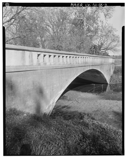 File:Looking northwest from the southeast bank. This medium close-up image of the east elevation of the bridge shows that very little camber has developed in these castings in 83 HAER IND,84-TEHA.V,1-11.tif