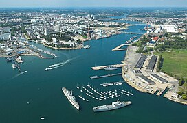Luftfoto af en havn.