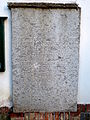 Deutsch: Ludwigsburg, Grabplatte am Westgiebel der Kirche, südlich des Eingangs