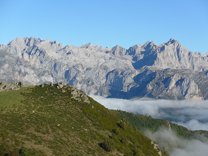 File:Macizo central de Picos de Europa contemplado desde el Collado de Llesba.jpg