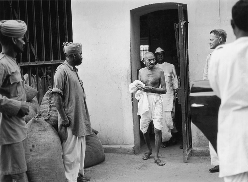 File:Mahatma Gandhi leaves Presidency Jail in Calcutta.jpg