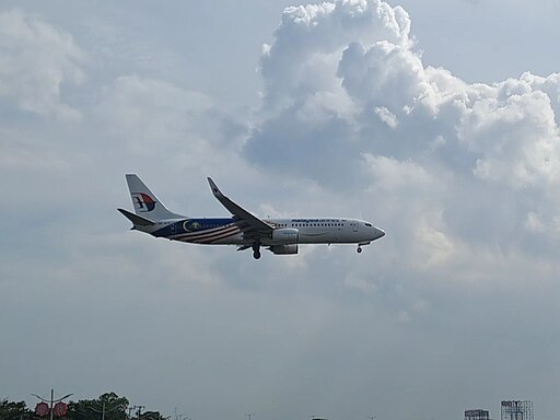 Malaysia B737-8H6 9M-MLR Manila Airport landing 2022-12-11