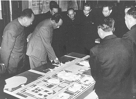 Tập_tin:Mao_Zedong,_Zhou_Enlai,_Zhu_De,_Peng_Zhen,_Wan_Li_discussing_the_model_of_the_Tian'anmen_Square.jpg