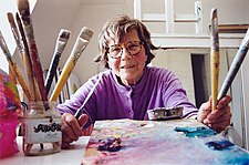Maria Lassnig ve svém atelieru, asi 2001