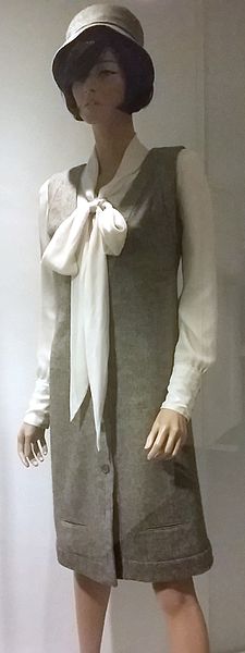 File:Mary Quant 'Rex Harrison' cardigan dress chosen as Dress of the Year, 1963.jpg