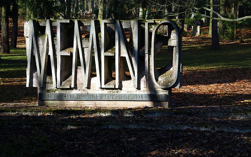 File:Memento 2 Hauptfriedhof Erfurt.jpg