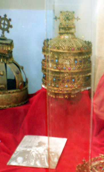 File:Menelik II Crown.jpg