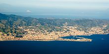 Il centro della città visto dal mare