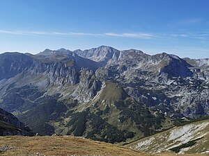 Blick von der Mitteralm nach Westen über die Fölzalm auf den Nordteil der Karalm. Der Karlhochkogel ist der pyramidenförmige Gipfel links, mittig der Hochschwab, rechts unten der Fölzsattel.