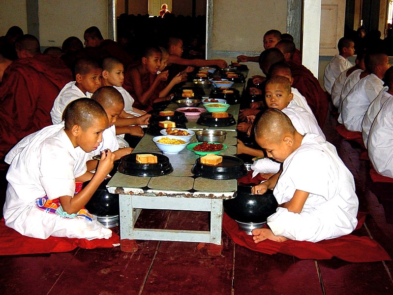 File:Monastero Taungoo, Myanmar.jpg