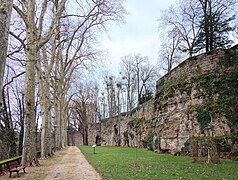 Promenade au pied de la première enceinte.