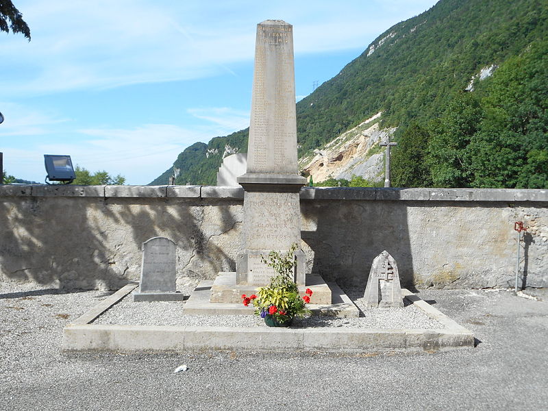 Fichier:Monument aux morts de Saint-Thibaud-de-Couz 26.06.2015.JPG