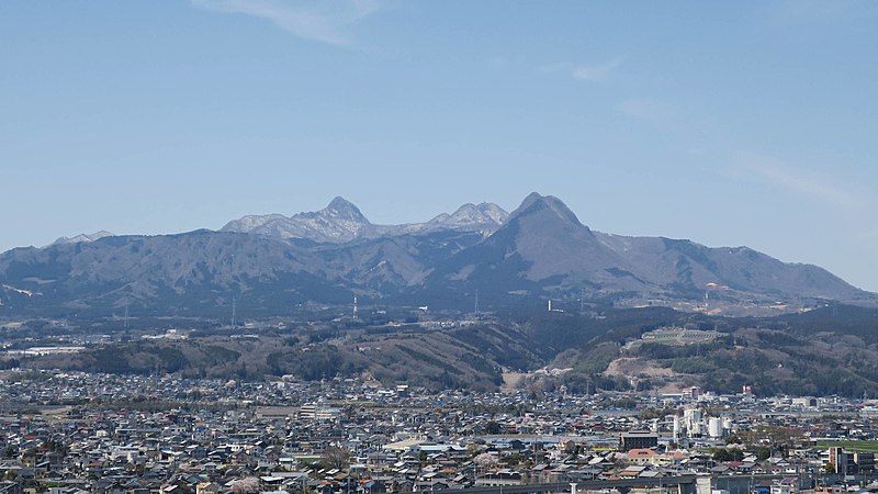 File:Mount Haruna view from Hokkitsu Onsen Tachibana no sato Shiroyama (cropped).jpg