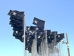 Flagi przed ambasadą amerykańską w Hawanie. Każda z nich zawieszana jest w chwili, gdy rząd kubański uzna aktualne działania kongresu USA za akt międzynarodowego terroryzmu