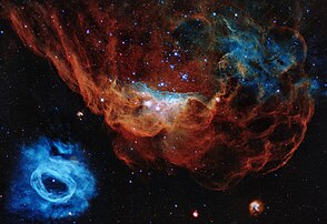 La nébuleuse en émission NGC 2020 (à gauche) et l'amas ouvert NGC 2014 (au centre), dans la constellation de la Dorade, au sein du Grand Nuage de Magellan, photographiés par le télescope Hubble. (définition réelle 17 043 × 11 710)