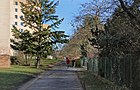 Čeština: Chodník označovaný jako ulice Na Farkách u sídliště Bohnice v Troji v Praze 8 English: Na Farkách street - walkway, Prague.