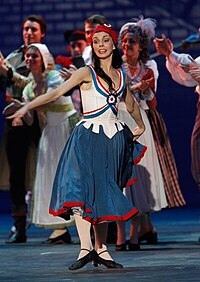 Natalja Osipovová v momentce z představení Plamenů Paříže na scéně Pařížské opery v nastudování baletu moskevského Velkého divadla