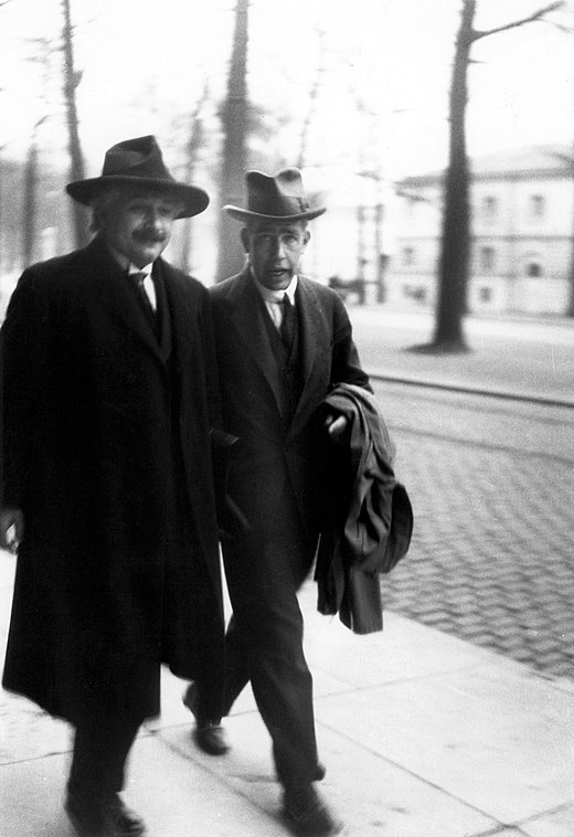Niels Bohr (rechts) en Einstein in discussie op straat tijdens de Solvayconferentie van 1930. Foto door Paul Ehrenfest.