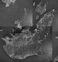 2006年大崎上島[103]。島の北西側に3箇所見える池が塩田跡で、カキの陸上養殖が行われている。