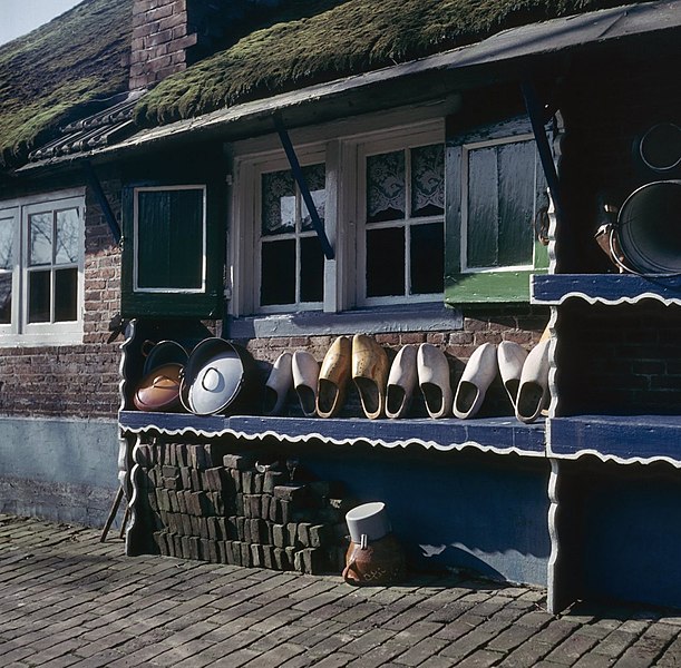 File:Open kast aan de zijgevel van boerderij - Staphorst - 20384556 - RCE.jpg