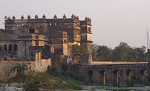 Le Raja Mahal et le pont sur la rivière Betwâ.