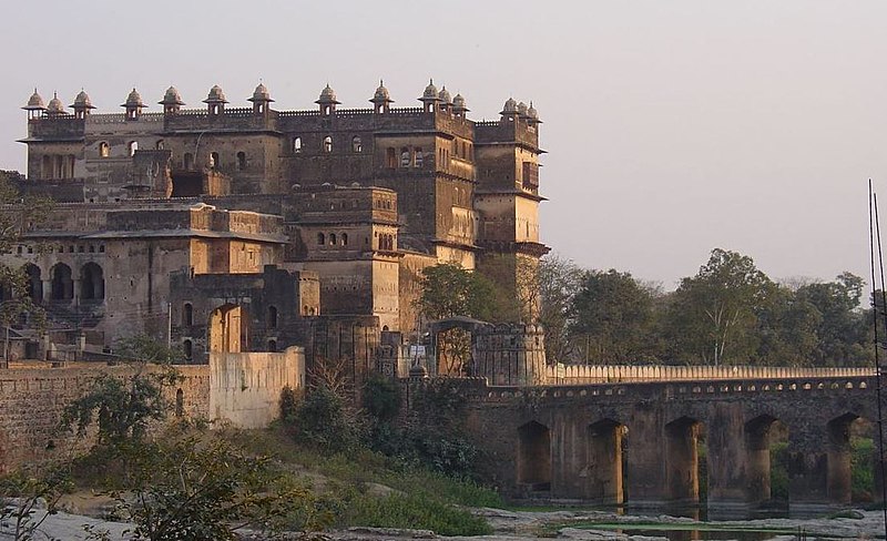 চিত্র:Orchha Fort and Bridge.jpg