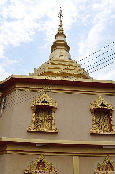 File:Ornate windows of the closed Phra That Khong Santi Chedi, a delightful modern wat (14602630521).jpg