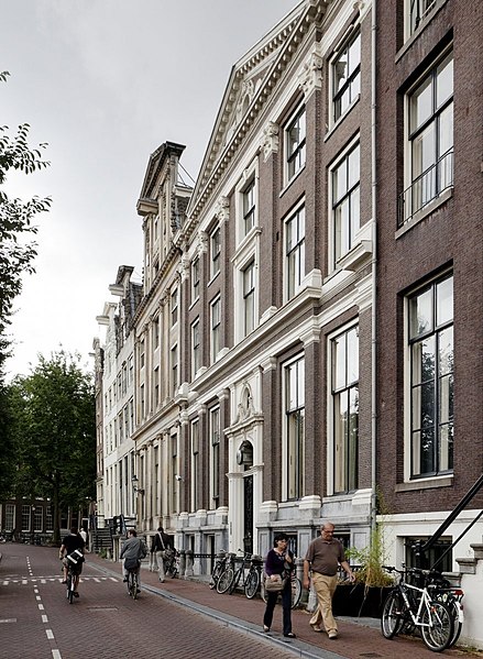 File:Overzicht van de voorgevel dubbelhuis met straatbeeld. Te zien is de pilastergevel en fronton en ingangspartij met bovenlicht. - Amsterdam - 20536207 - RCE.jpg