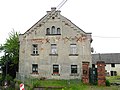 Kleebergsches Gut (residential building, side building attached to it, front garden fence and gate system of a four-sided courtyard)