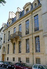 Hôtel de Lauzun au no 17.