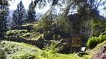 Nord- und Ostseite, im Vordergrund die Reste der Zwingermauer