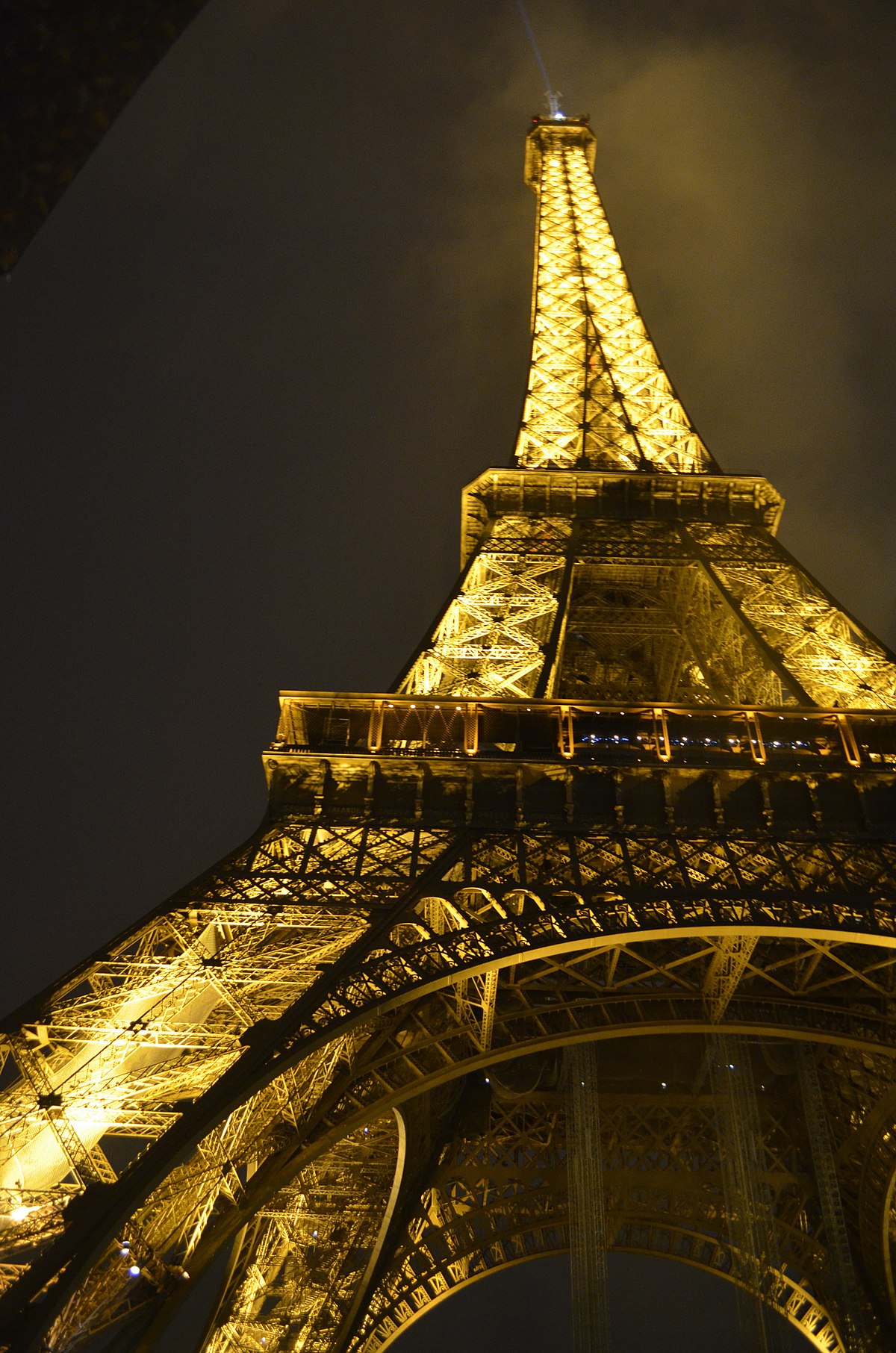 File:Eiffel Tower in Las Vegas (Paris) at night.jpg - Wikimedia