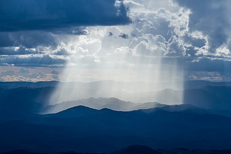 Sol entre nuvens no Parque Nacional da Serra do Gandarela, Minas Gerais - foto por Robson de Oliveira