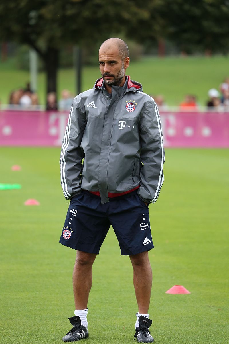 Accidentalmente Amplificar Milagroso File:Pep Guardiola Training FC Bayern München-3.jpg - Wikipedia