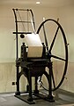 دستگاه سیلندر چاپ فشاری مشهور به جاکوب پرکینز در کتابخانهٔ مجموعهٔ تمبرشناسی بریتانیا