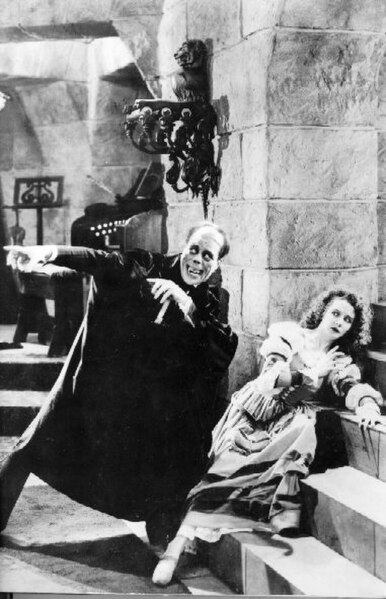 Christine Daaé (Mary Philbin) in the 1925 film The Phantom of the Opera, alongside Erik, The Phantom of the Opera (Lon Chaney).