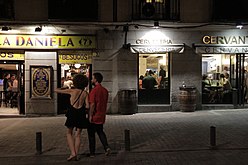 Vista nocturna de la plaza, en 2016.