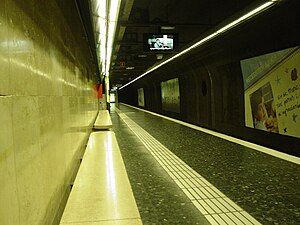 Poble Sec station - Barcelona Metro line 3 - 4.9.2013.JPG