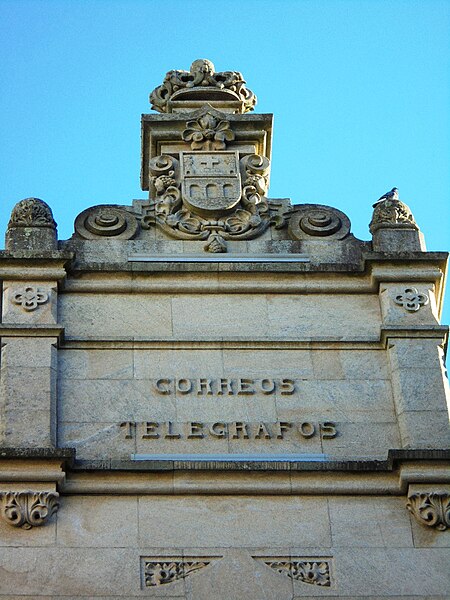 File:Pontevedra Capital Edificio de Correos, escudo de Pontevedra.jpg