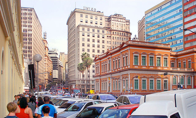 Ângulo do centro histórico de Porto Alegre sintetizando as principais fases evolutivas da arquitetura da cidade, com a exceção da primeira, a colonial