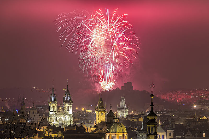 File:Prague New Year 2016 fireworks. Happy New Year! (23741249829).jpg
