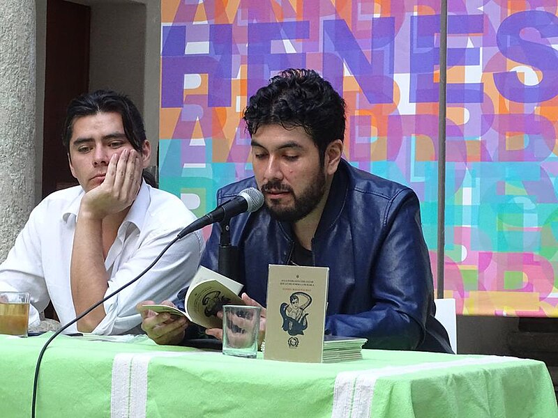 File:Presentación en Oaxaca Biblioteca Henestrosa del poemario de Daniel Rojas Pachas Alla fuera esta ese lugar que le dio forma a mi habla.jpg