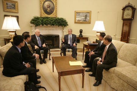 Tập_tin:President_George_Bush_and_Vice_President_Dick_Cheney_meet_with_Vietnamese_Democracy_and_Human_Rights_Activists.jpg