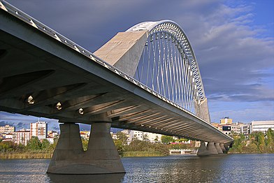 Ponte Lusitânia, sobre o rio Guadiana, projetada por Santiago Calatrava e construída entre 1988 e 1992]]