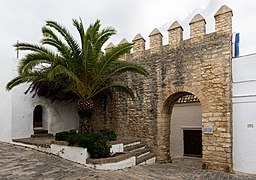"Puerta Cerrada" (Südtor bzw. auch Berber-Tor genannt) war von den Bewohnern des jüdischen Viertels vom 10.–12. Jh. geschlossen, um Küstenpiraten vom Stamm der Berber abzuwehren.