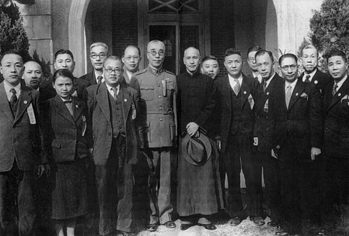 Seventeen National Assembly delegates elected to represent Taiwan Province in a photo with then President Chiang Kai-shek in 1946