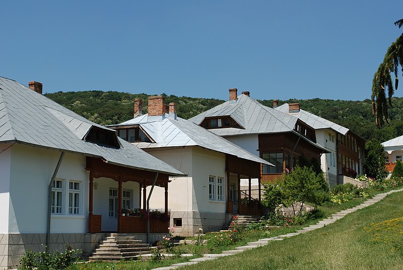 File:RO BZ Ciolanu Monastery houses.jpg