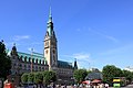 Rathaus Hamburg mit Vorplatz.jpg